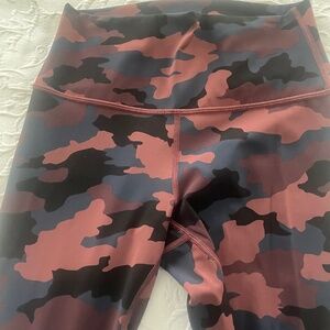 Lululemon Leggings Size 6 camouflage perfect condition